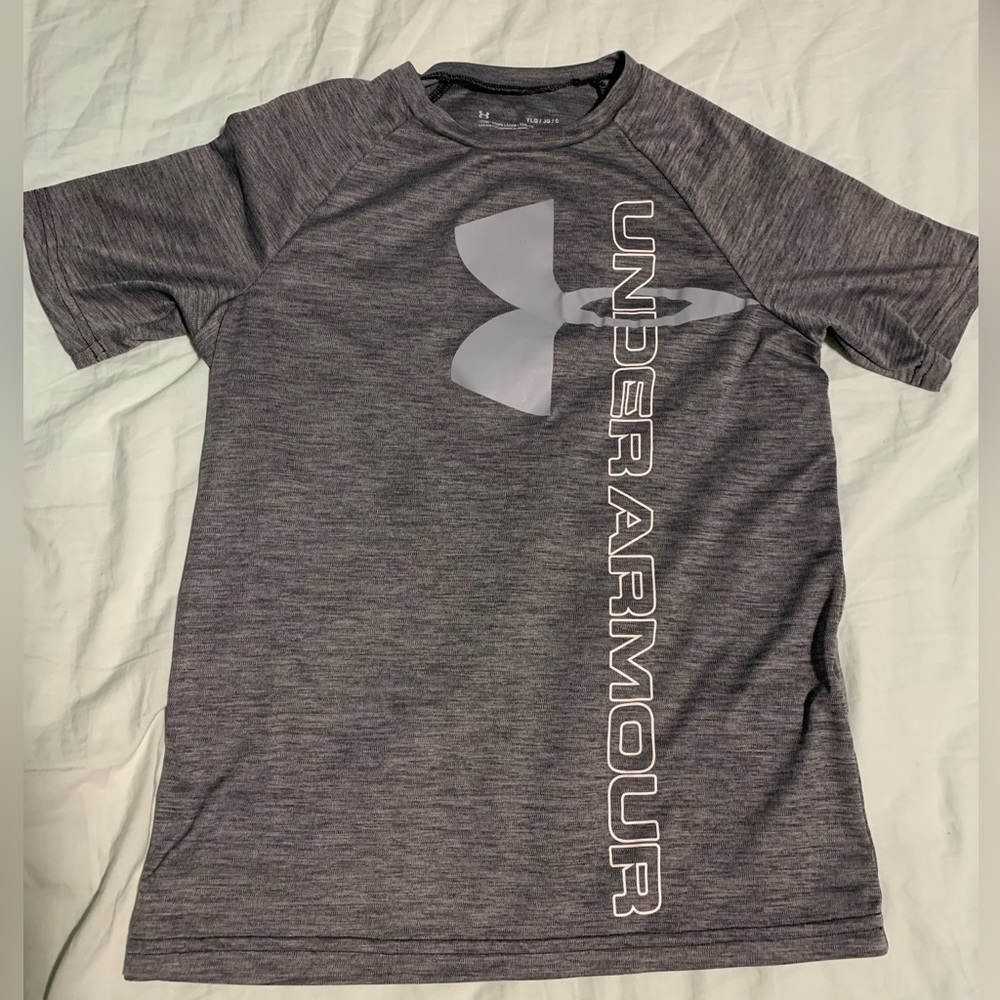 Under Armour youth heat gear shirt size is youth large YLG excellent condition
